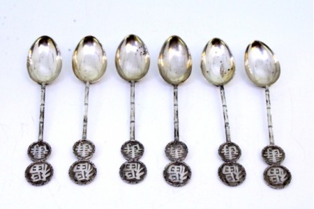 Conjunto de seis colheres colheres em prata com caracteres chineses relevados nos cabos.